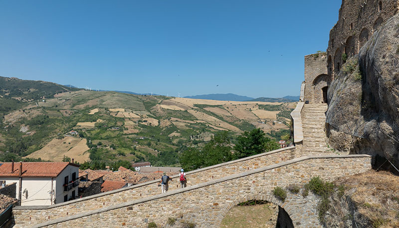Il ponte di pietra del castello di Laurenzana con vista sul centro storico