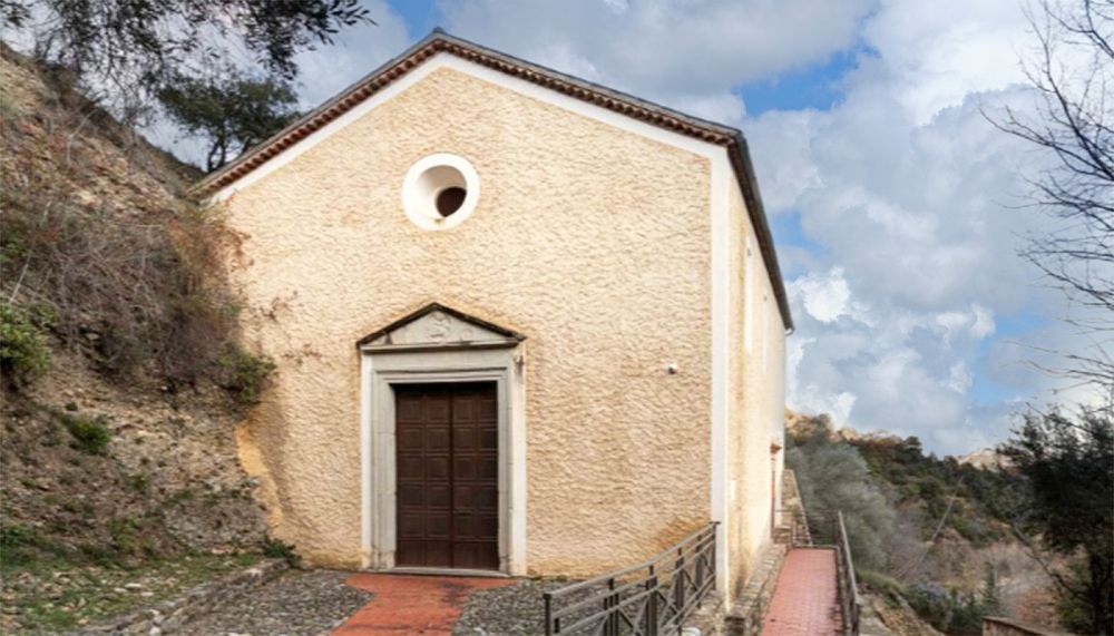 Vista facciata della Cappella della Madonna del Carmine a Gallicchio