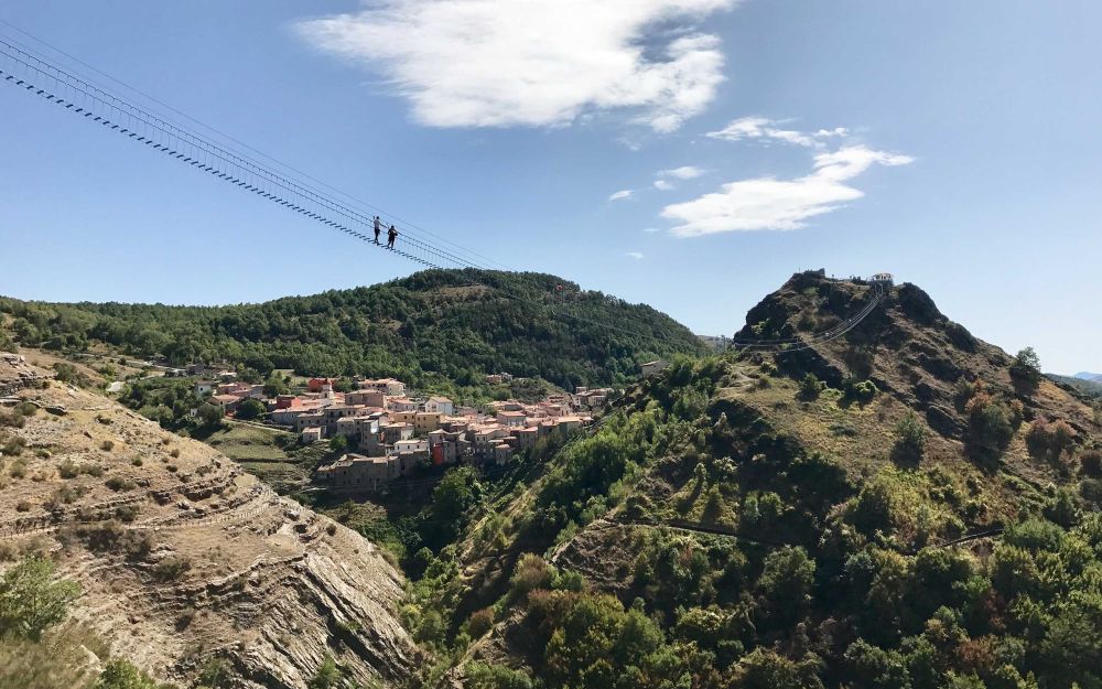 Vista Ponte Tibetano con persone