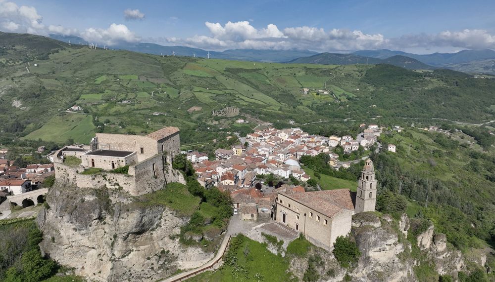 Veduta panoramica dall'alto di Laurenzana