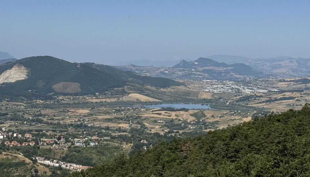 Vista panoramica del Pantano con i monti circostanti e il lago