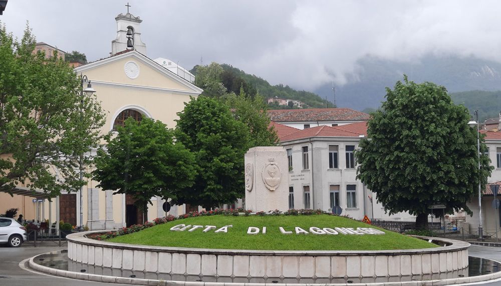 Vista della rotonda di benvenuto a Lagonegro