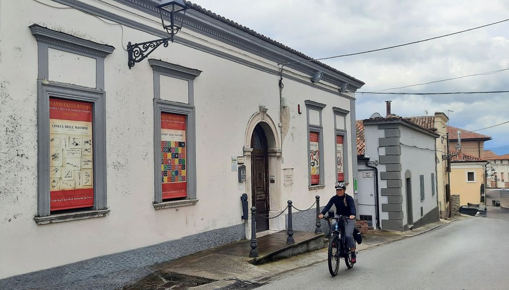 Passando in bici davanti la casa delle Muse a Montemurro