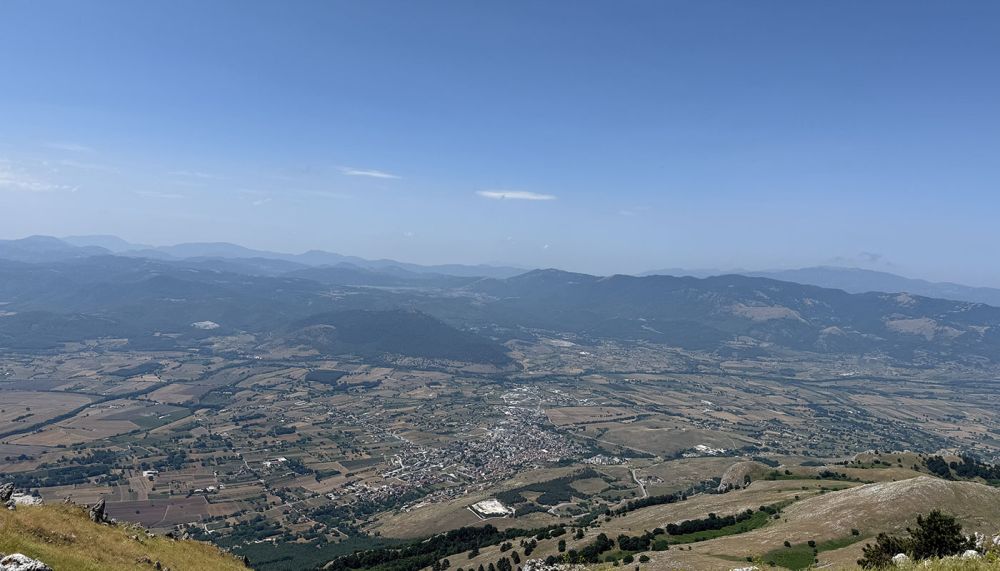 Vista panoramica dall'alto di Villa d'Agri e delle montagne circostanti