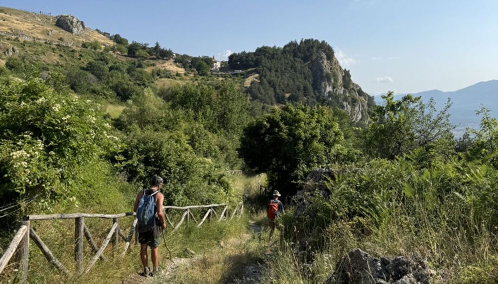 In cammino sul sentiero immerso nel paesaggio di Marsicovetere