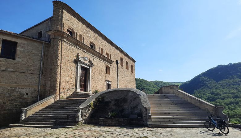 Vista scalinata e facciata Chiesa Madre Santa Maria Assunta di Laurenzana