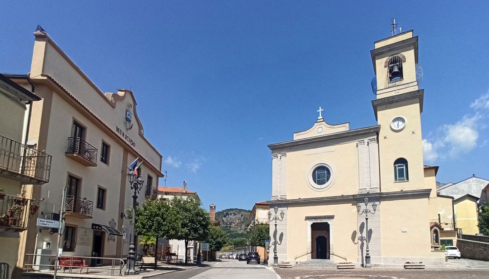 Vista municipio e chiesa di Nemoli